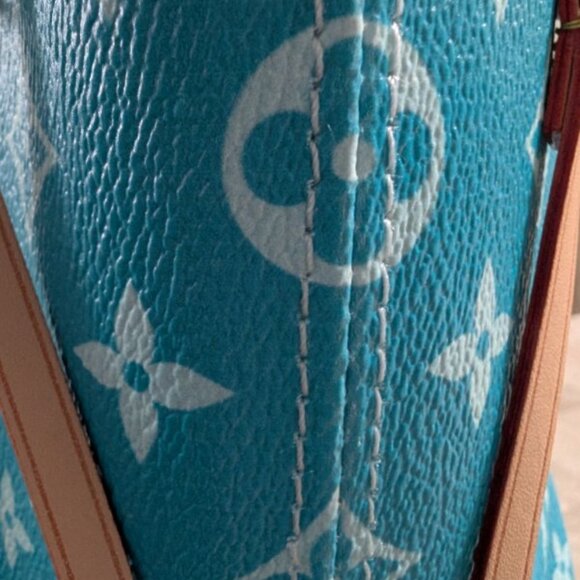 EXTRA-LARGE FASHION Tote in a Gorgeous Ocean BLUE & Comes with POUCH! - Picture 7 of 7